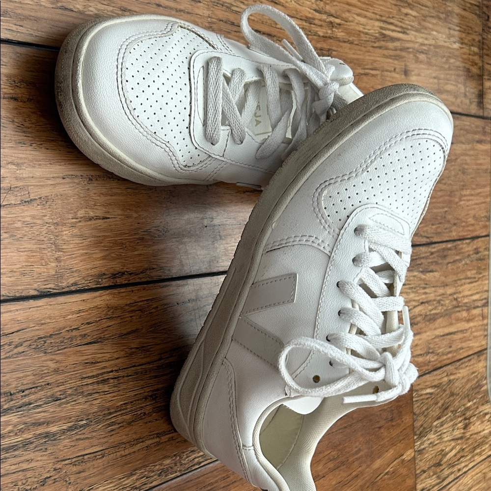 Veja woman’s White V-10 Sneakers size 6 (US)